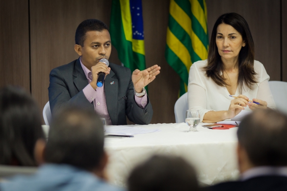   												Vice-governadora e secretrio debatem com prefeitos sobre OS do hospital de Picos						 (Foto:Maurcio Pokemon)					