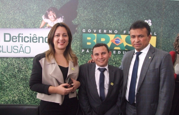   												Secretrio da Seid, Mauro Eduardo, participa da solenidade de sano do Estatuto ao lado dos deputados federais Rejane Dias e Fbio Abreu						 (Foto:Ascom Seid)					