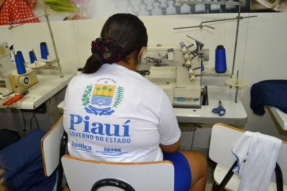   												Corte e costura na Penitenciria Feminina						 (Foto:Divulgao Sejus)					