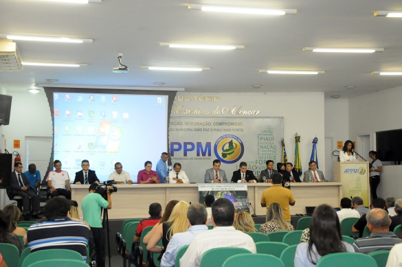   												O objetivo do evento  debater medidas para incluso dos catadores de materiais reciclveis e tambm o encerramento dos lixes no estado.						 (Foto:Marcelo Cardoso)					