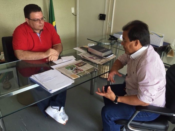   												Secretrio Gessivaldo Isaas recebe prefeito de gua Branca						 (Foto:Ascom Setre)					