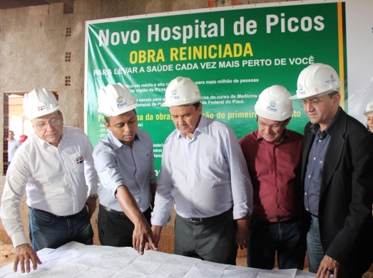   												O governador Wellington Dias assinou a retomada das obras do novo Hospital de Picos.						 (Foto:James Almeida)					