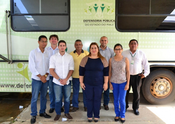   												Defensora Sheila Andrade e a equipe da Defensoria Itinerante						 (Foto:Lzaro Lemos)					