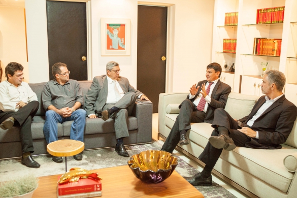   												Reunio com o superintendente da rea de Governo do Nordeste da Caixa, Claudio Freitas, e o superintendente da Caixa no Piau, Emanoel Bonfim.						 (Foto:Jorge Henrique Bastos)					