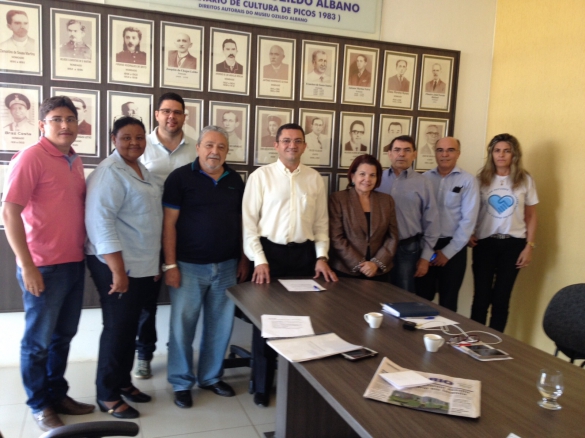   												Presidente da Jucepi, Alzenir Porto, com o prefeito de Picos,  Valmir Lima, gestores municipais e equipe do Sebrae.						 (Foto:Ascom Jucepi)					