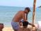 Leonardo DiCaprio curte dia na praia em Trancoso, na Bahia.